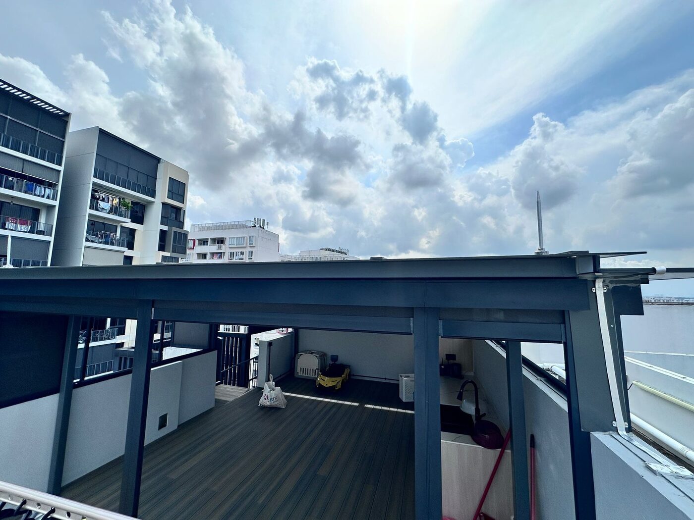 Rooftop steel shelter structure
